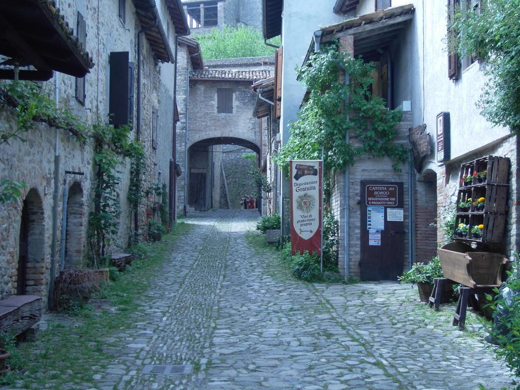 La Locanda Del Borgo Torrechiara Exterior photo